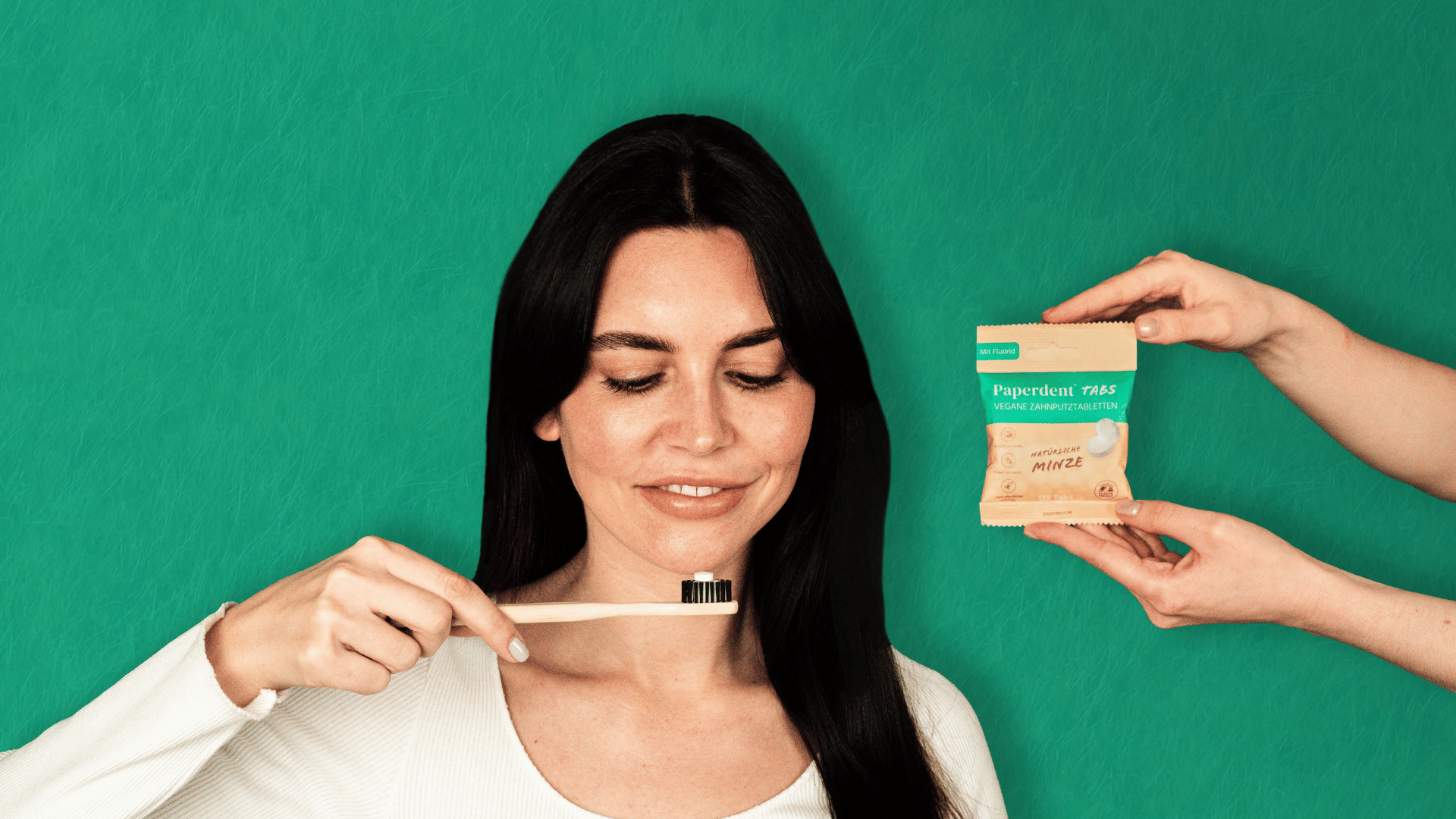 Model mit nachhaltiger Zahnbürste aus Bambus und Zahnputz Tabletten vegan
